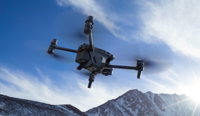 大疆（DJI）經緯 M30T  無人機 最大起飛重量  3998 g   對角線電機軸距668 mm鏡頭DFOV：64°熱成像傳感器	非制冷氧化釩（VOx）最大飛行時間41 分鐘	M30T